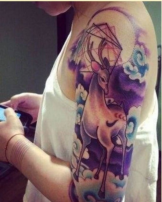 个性女性手臂好看的彩色星空羚羊纹身图片