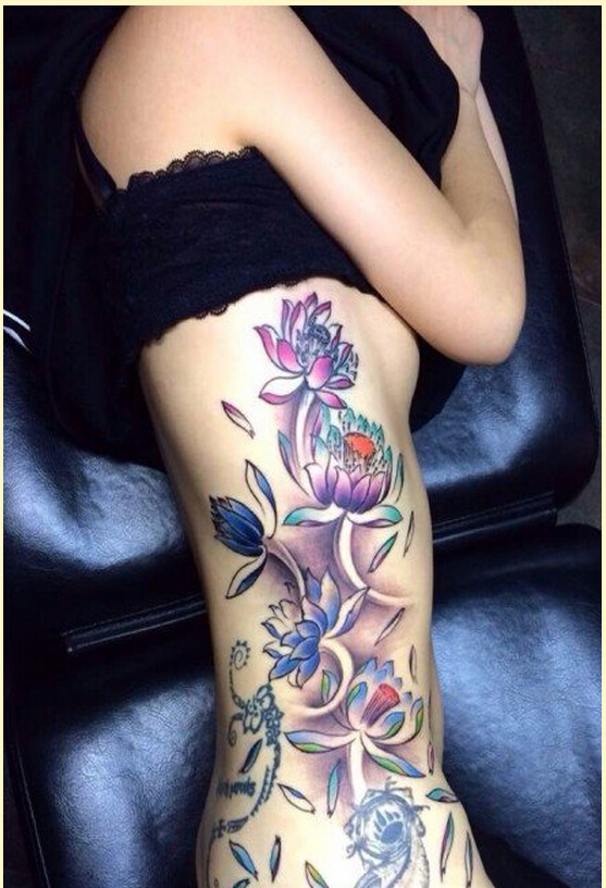 时尚性感女性侧腰漂亮彩色莲花纹身图图片
