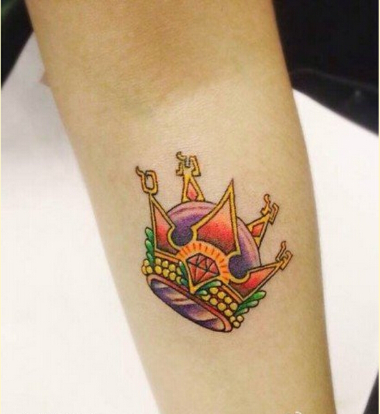 个性时尚手臂漂亮皇冠纹身图案欣赏图片