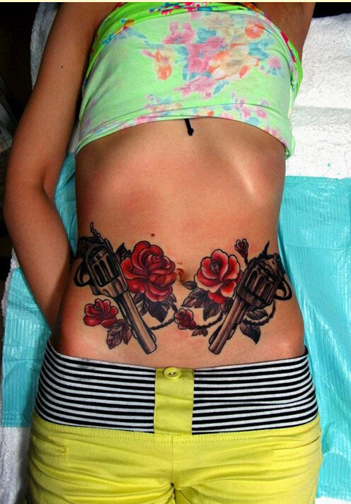 时尚女生腹部好看的手枪玫瑰纹身图案图片