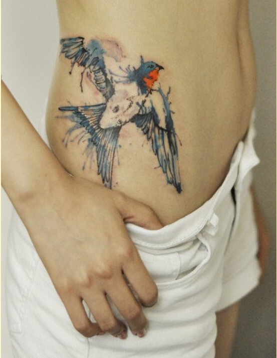 性感女性侧腰好看的彩色水墨蜂鸟纹身图片