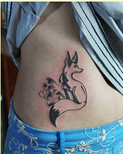 时尚女生腹部可爱的小狐狸纹身图案图片