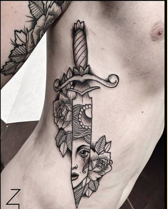 时尚男性侧腰好看的玫瑰花匕首纹身图图片