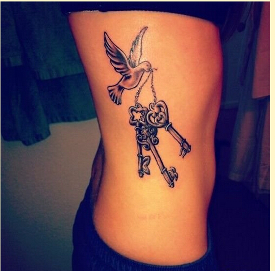 女性侧腰漂亮好看的钥匙纹身图案图片