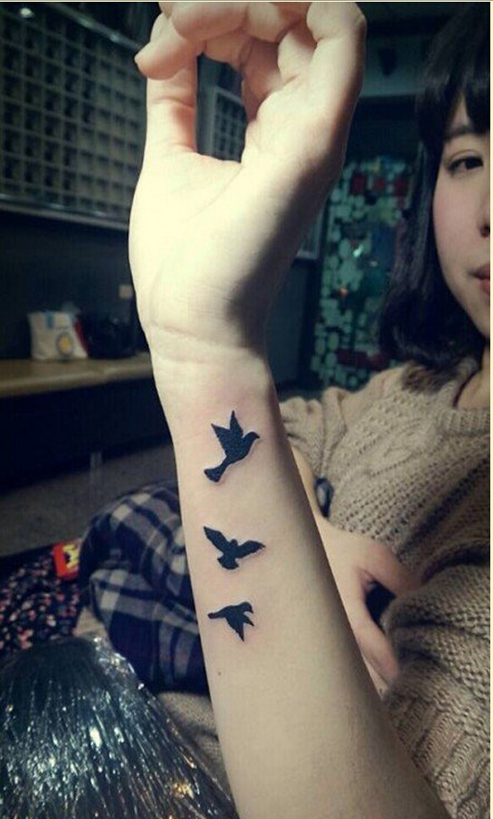 时尚女性手臂漂亮好看的燕子纹身图案图片