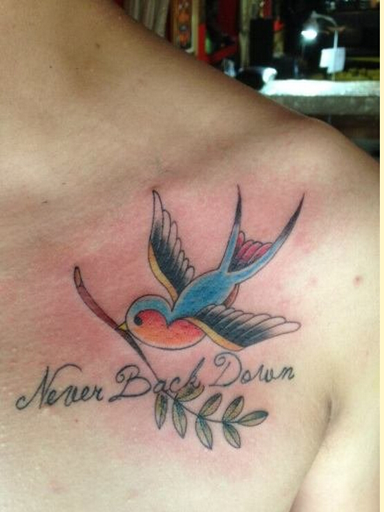 时尚肩部漂亮好看的彩色燕子纹身图案图片