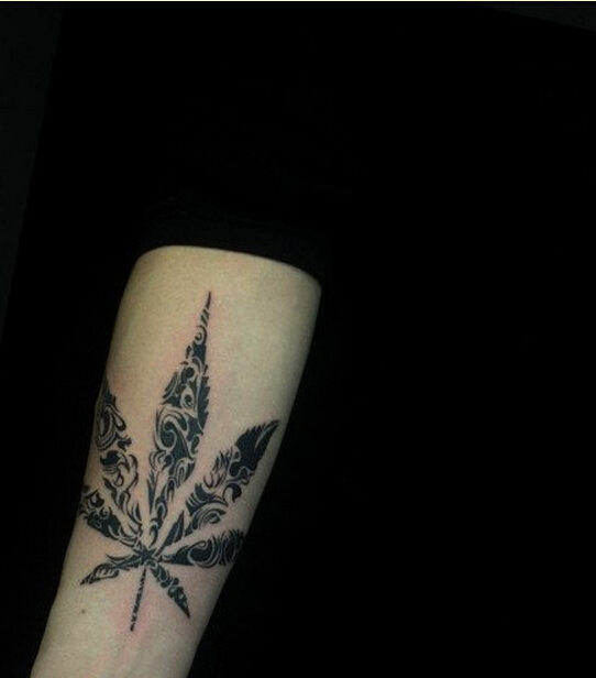 时尚漂亮手部好看的枫叶纹身图案图片