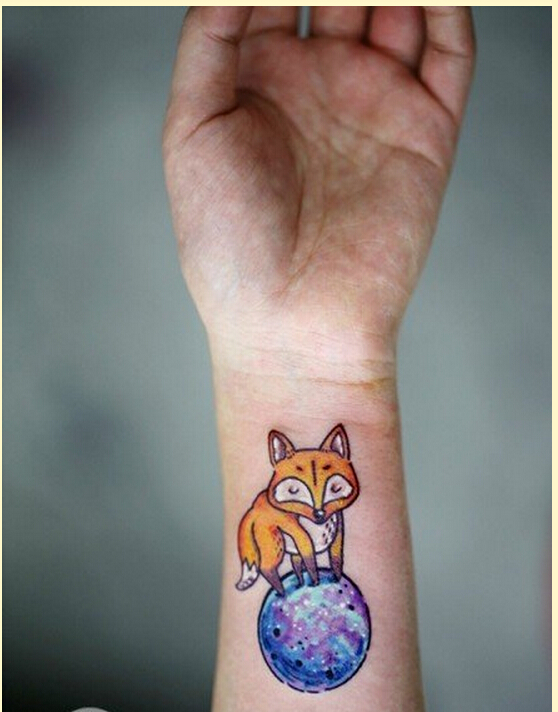 女性手腕漂亮好看的彩色星空狐狸纹身图片