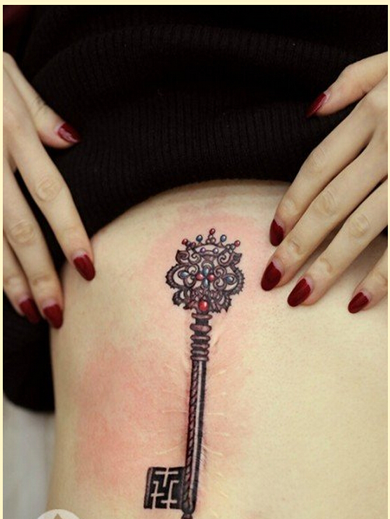 个性女性腹部时尚好看的钥匙纹身图案图片