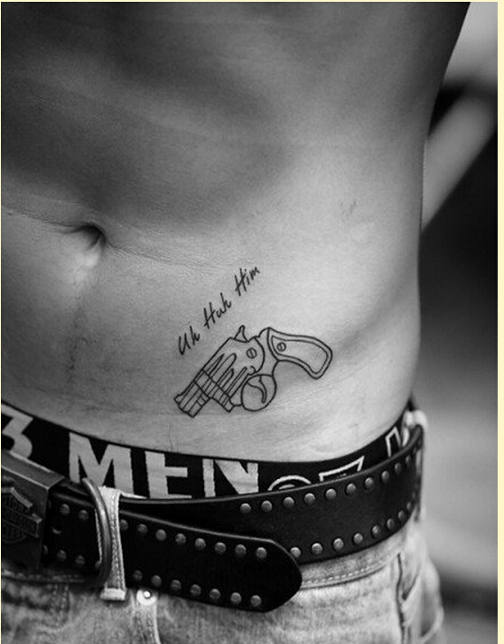 时尚男性腹部个性好看的手枪纹身图案图片