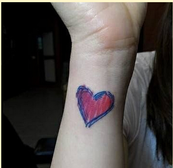 时尚女性手腕漂亮彩色小清新爱心纹身图片