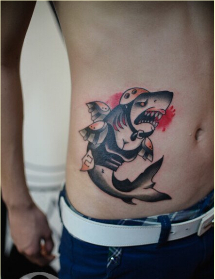 个性时尚男生腹部潮流经典的鲨鱼纹身图片