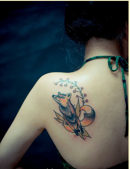 时尚女生肩背唯美好看的狐狸纹身图案图片