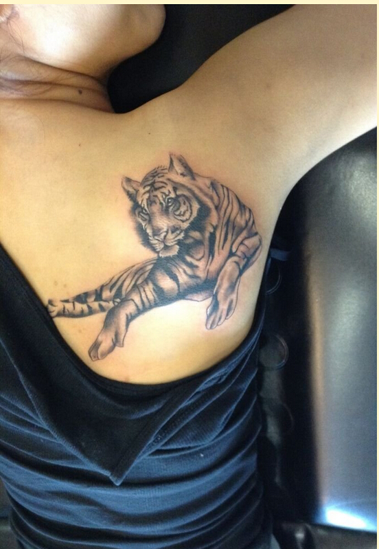 时尚女性漂亮肩部个性好看的老虎纹身图片