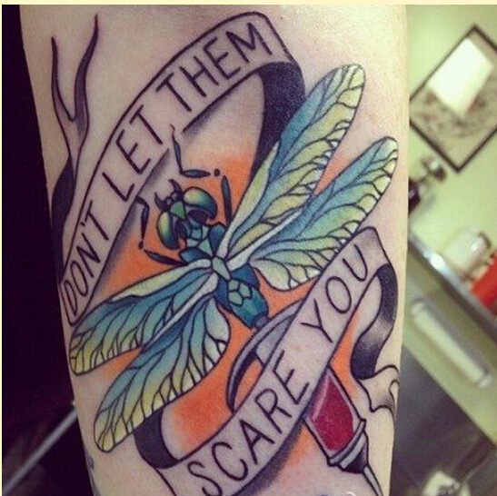 漂亮手臂好看的彩色蜻蜓字母纹身图案图片