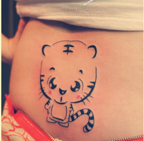 时尚女性腰部漂亮萌老虎纹身图案图片