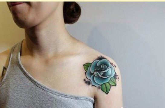 女性肩部漂亮好看的玫瑰花纹身图案图片