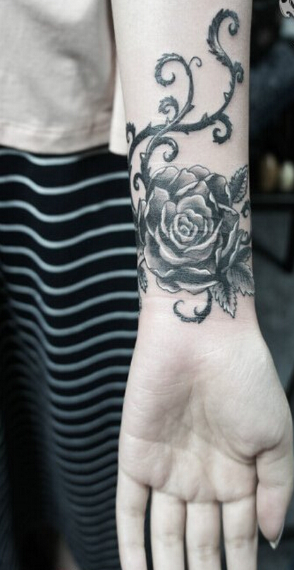 时尚女性手腕漂亮好看的玫瑰花纹身图图片
