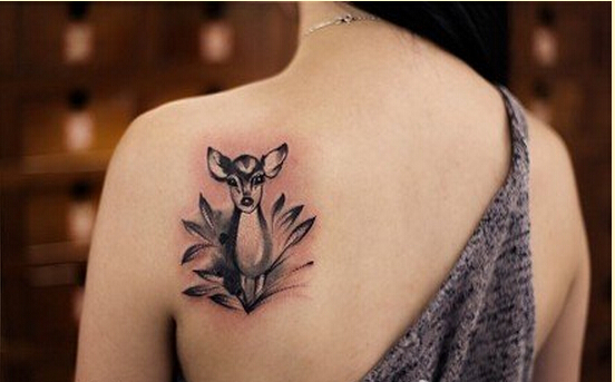 女性肩部经典好看的水墨鹿纹身图案图片