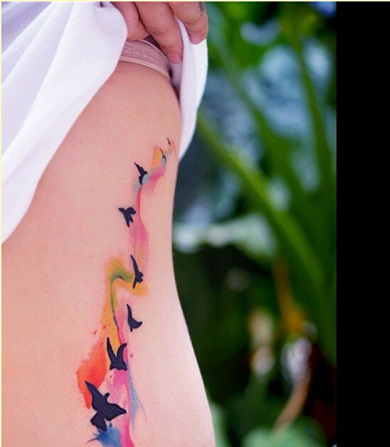 女性侧腰漂亮好看的彩色水墨燕子纹身图片
