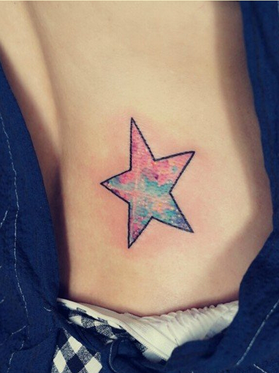 女性胸口漂亮的彩色星空五角星纹身图图片