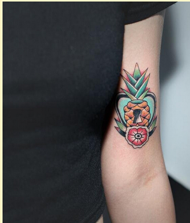 个性女性手臂漂亮的彩色小菠萝纹身图图片