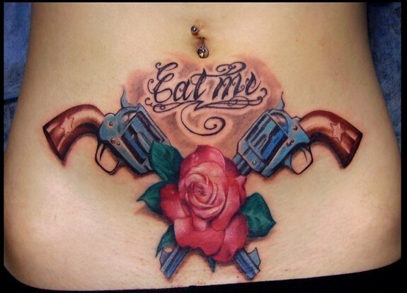 时尚女性腹部漂亮好看的手枪玫瑰花纹图片