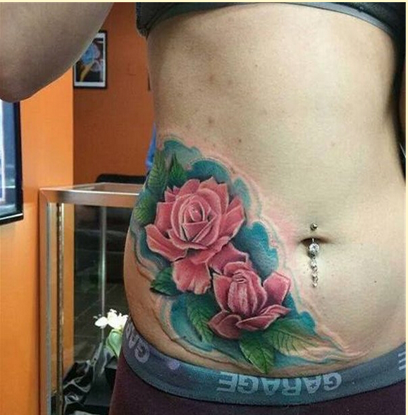 女性腹部时尚漂亮的彩色玫瑰花纹身图图片