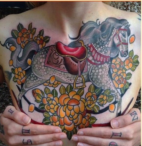 个性女性胸口时尚好看的彩色木马纹身图片缩略频道推荐图