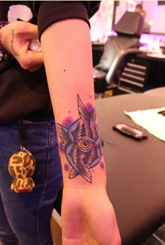 个性手臂时尚好看的翅膀眼睛纹身图案图片