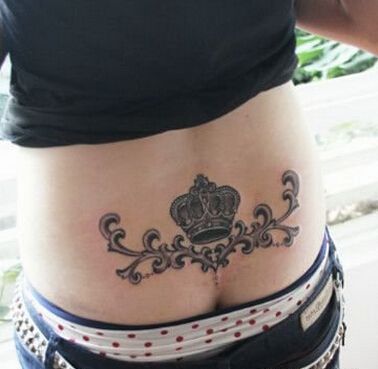 美女腰部漂亮好看的皇冠与花藤纹身图图片