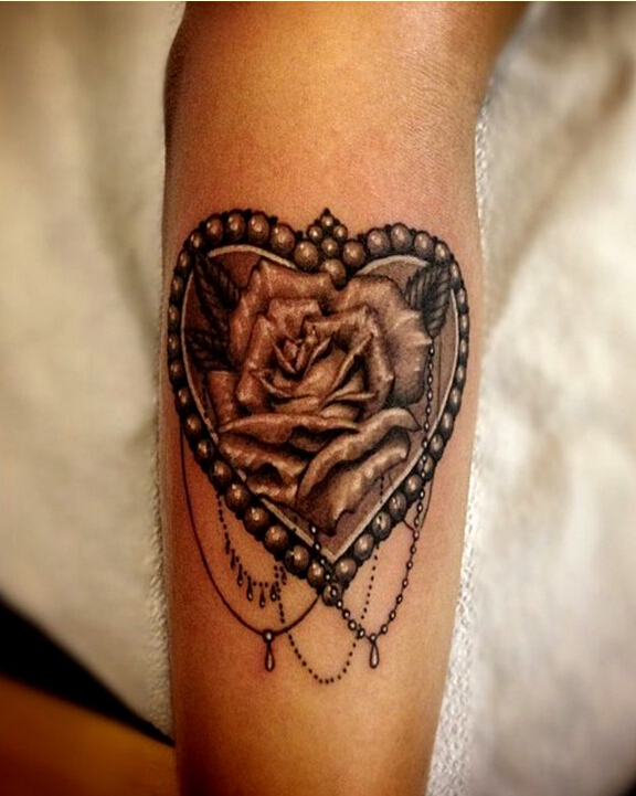 时尚小臂漂亮的爱心玫瑰花纹身图案图片