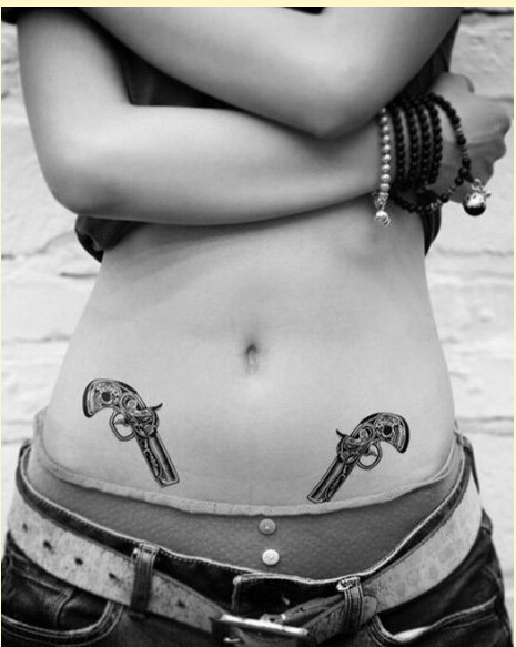 美女腹部好看的小手枪纹身图案图片
