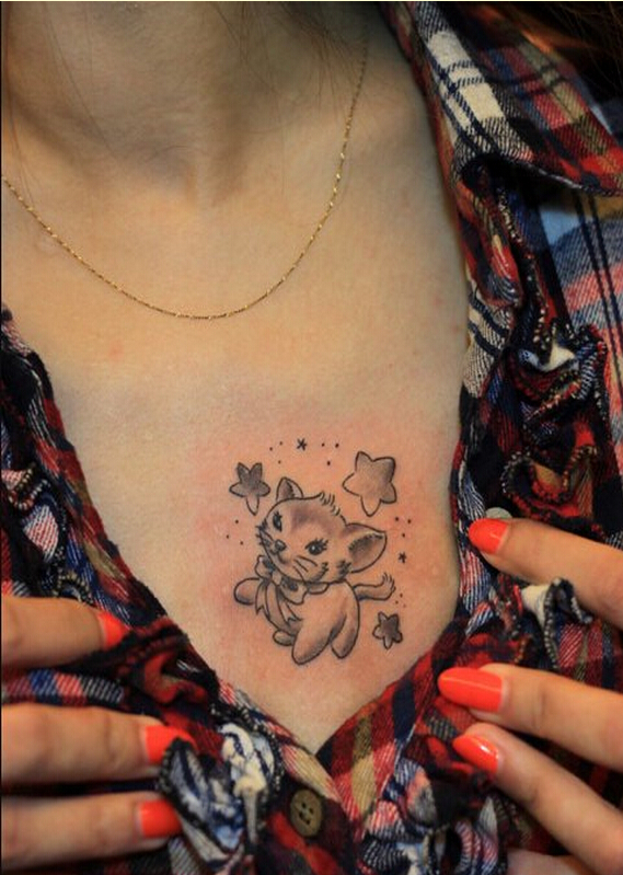 时尚女性前胸好看的小猫咪纹身图案图片