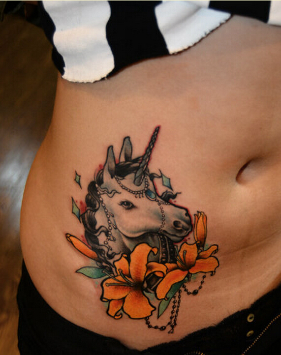 女性腰部个性好看的彩色独角兽纹身图图片