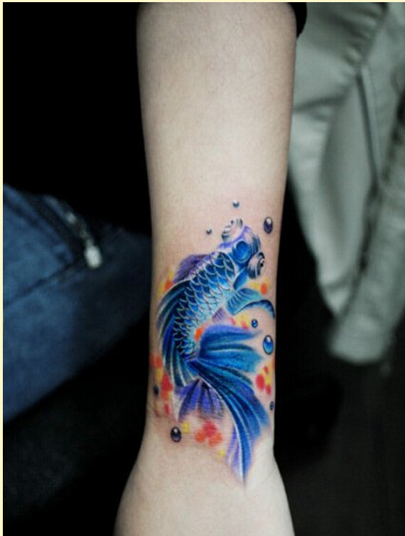 时尚手臂漂亮好看的彩色金鱼纹身图案图片