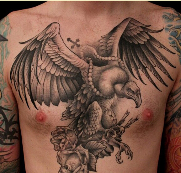 个性男性胸口时尚好看的秃鹫纹身图片图片