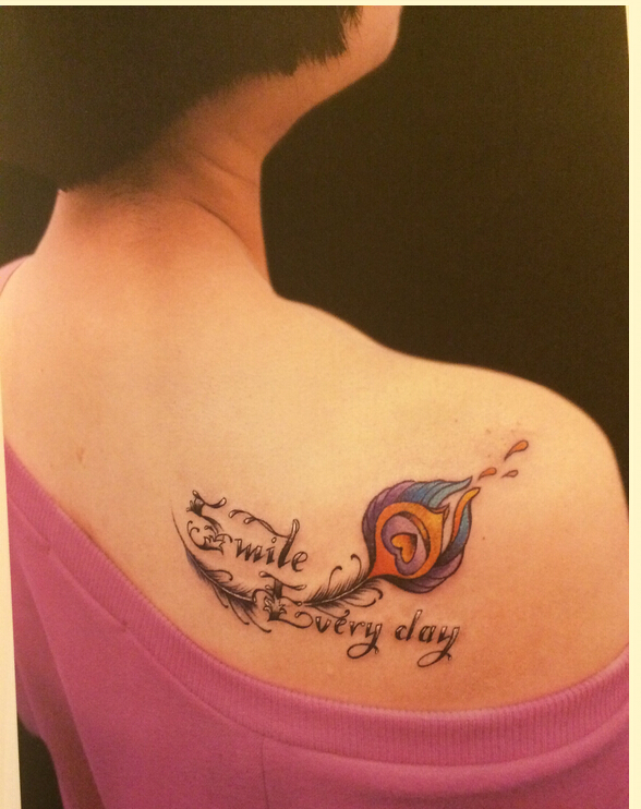 女性肩部漂亮好看的彩色羽毛字母纹身图片