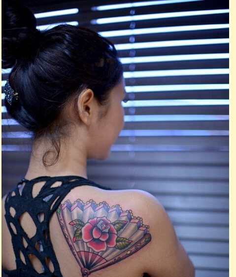 女生肩背时尚好看的的扇子纹身图案图片