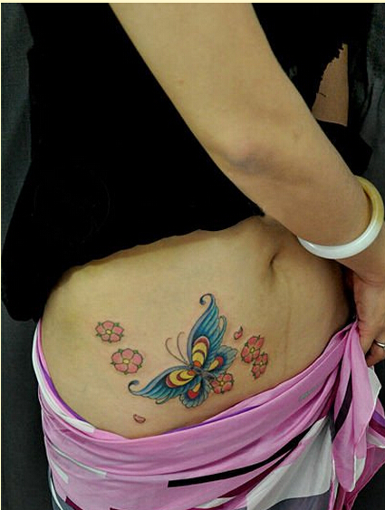 时尚美女腹部漂亮的彩色蝴蝶与樱花纹图片
