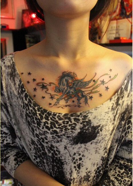 女生胸部漂亮好看的天马纹身图案图片