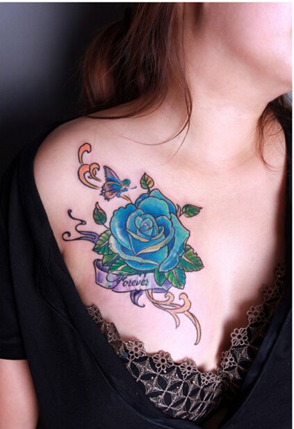 女生前胸时尚好看的的彩色玫瑰花纹身图片