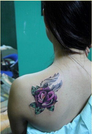 美女肩部漂亮好看的彩色玫瑰花纹身图图片
