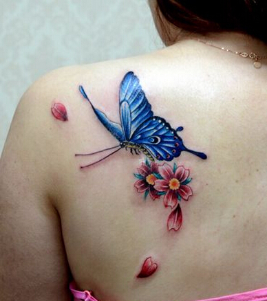 美女肩部经典好看的彩色蝴蝶纹身图案图片