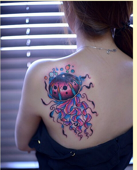女生后肩背漂亮好看的的水母纹身图案图片