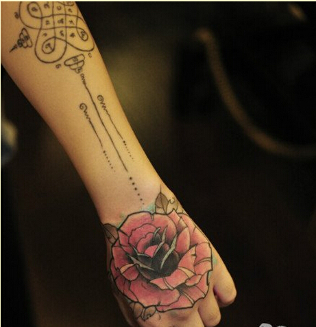 女生手背漂亮好看的玫瑰花纹身图案图片