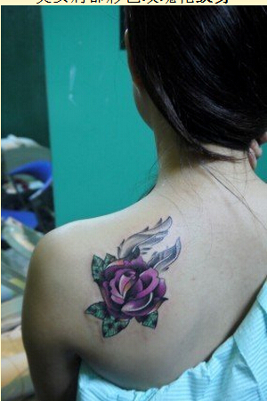 美女肩部漂亮好看的彩色玫瑰花纹身图图片