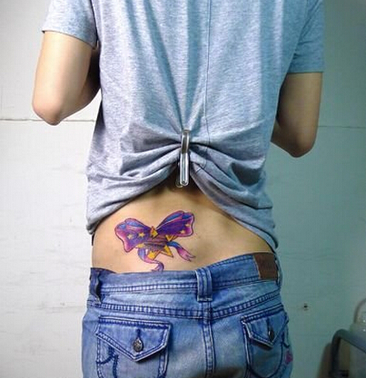 美女腰部漂亮好看的彩色蝴蝶结纹身图图片