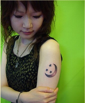美女手臂精美好看的月亮五角星纹身图图片