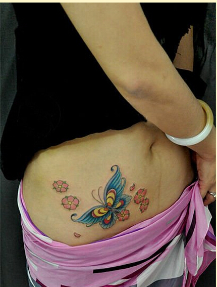 美女腹部漂亮好看的彩色蝴蝶与樱花纹图片